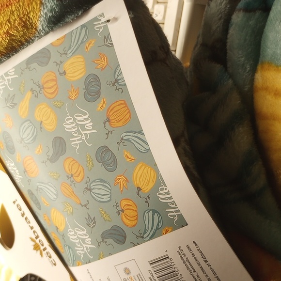 SHOW SPECIAL Hello Fall ..super plush blanket - Picture 2 of 4